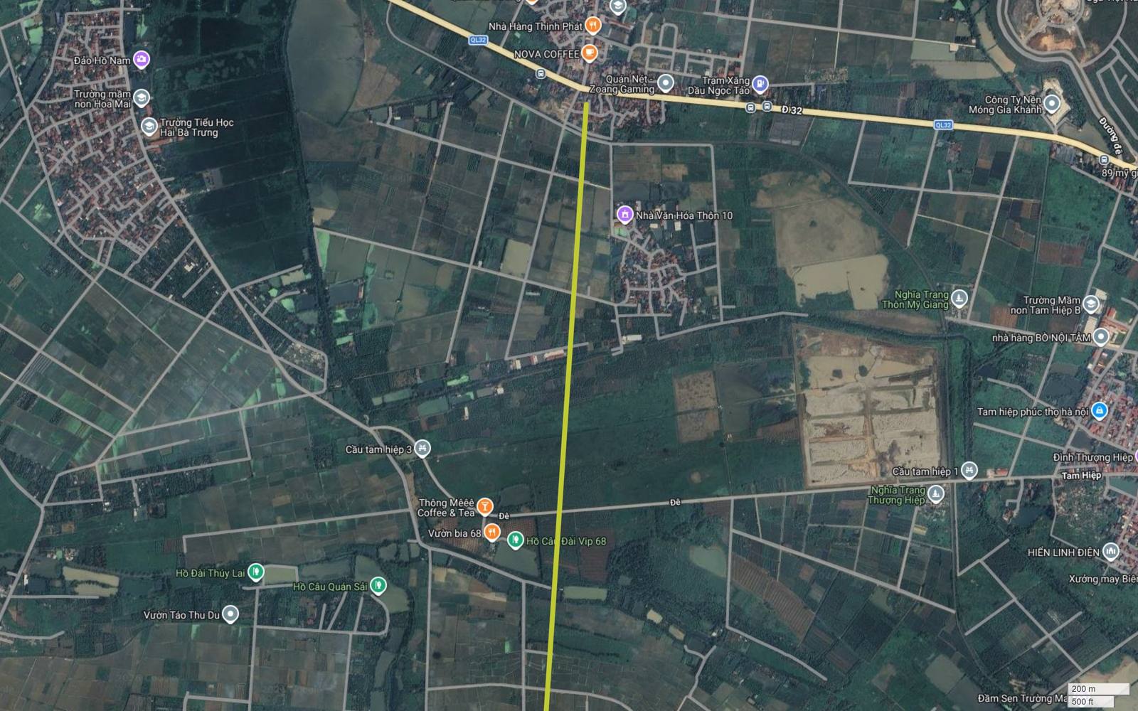 Điểm đầu tuyến metro số 13 Hà Nội trên Quốc lộ 32 tại Ngọc Tảo, Phúc Thọ, vạch vàng chanh bắt đầu ngay mép nam quốc lộ
